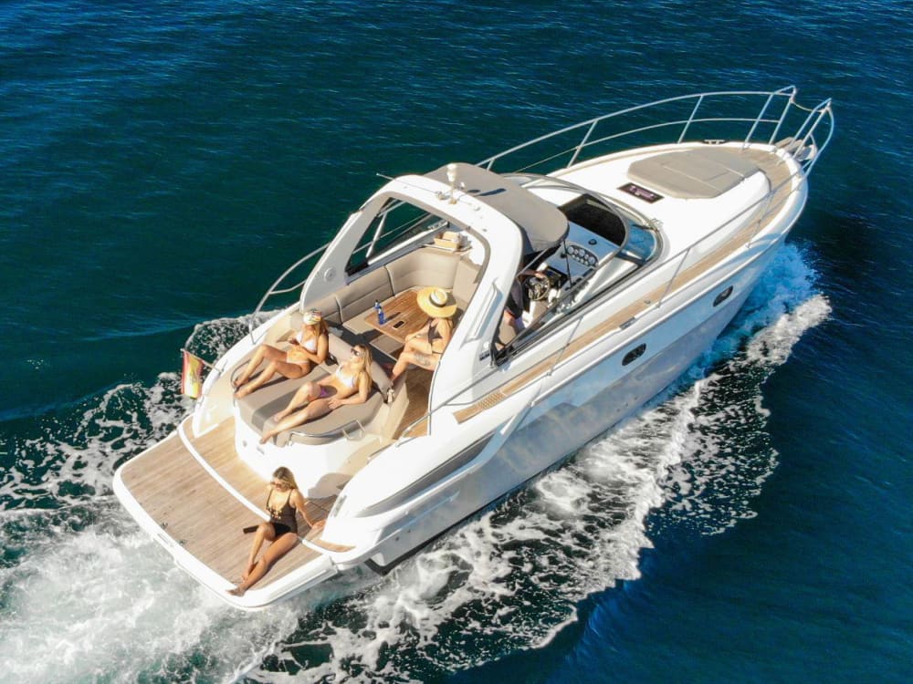 Njut av solen på en 9 timmar lång båttur i Gran Vía de la Manga