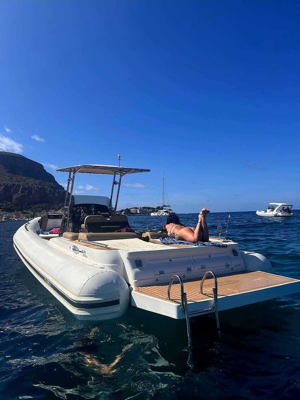 4 uur zonneschijn rond Palermo op een motorboot