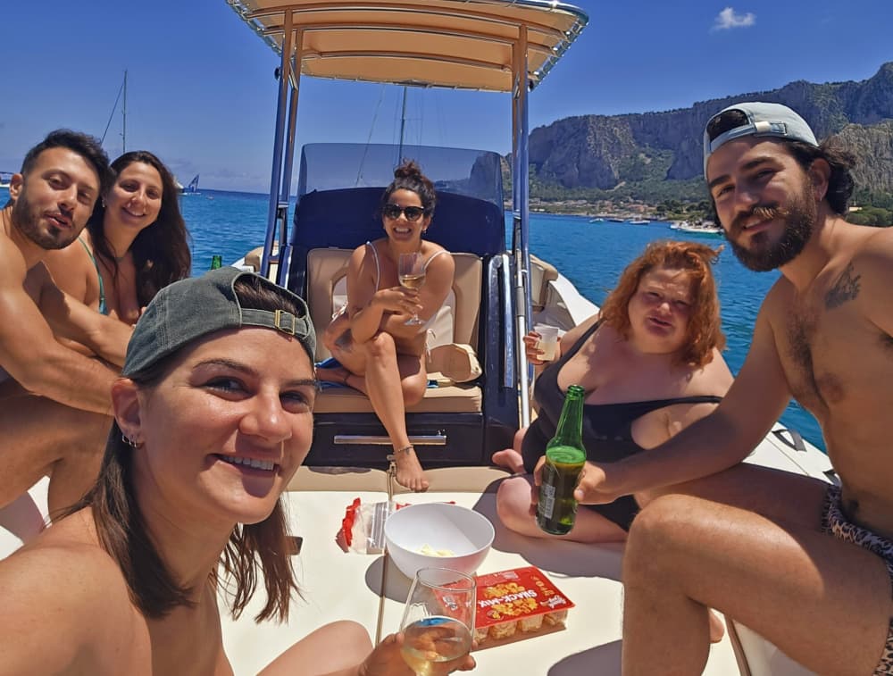 4 uur zonneschijn rond Palermo op een motorboot