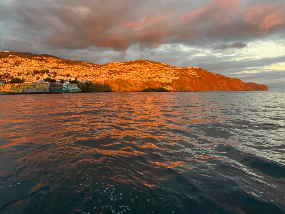 Pôr do sol no oceano – Experiência em iate particular