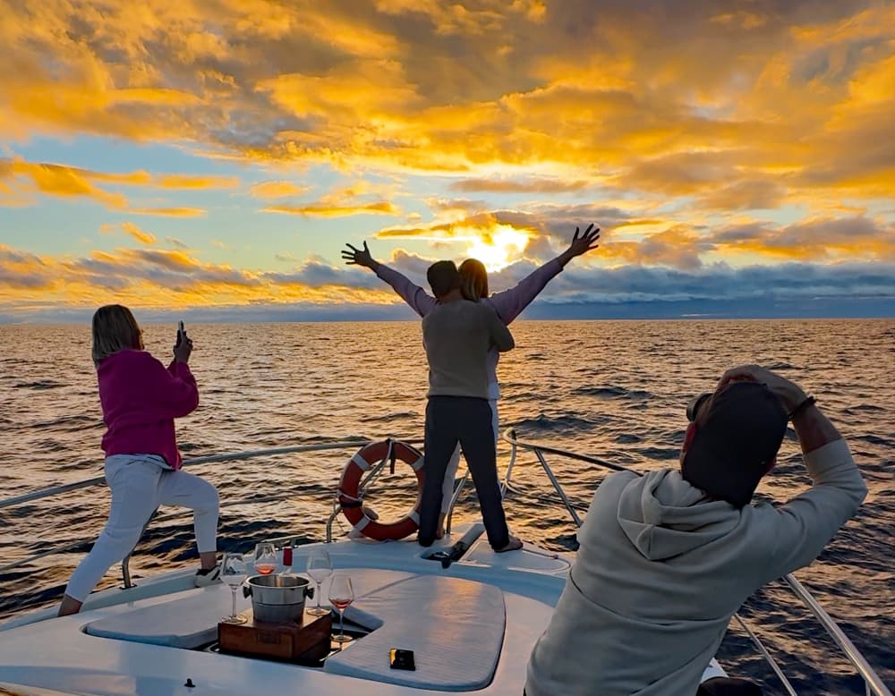 Pôr do sol no oceano – Experiência em iate particular