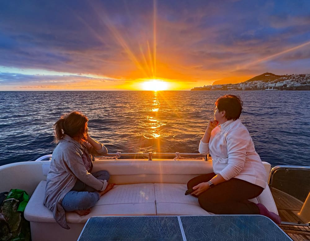 Pôr do sol no oceano – Experiência em iate particular