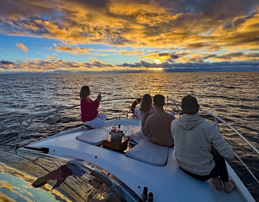 Pôr do sol no oceano – Experiência em iate particular