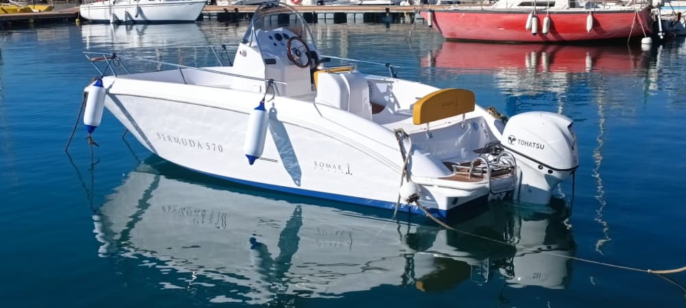 Discover the Amalfi Coast aboard a motorboat