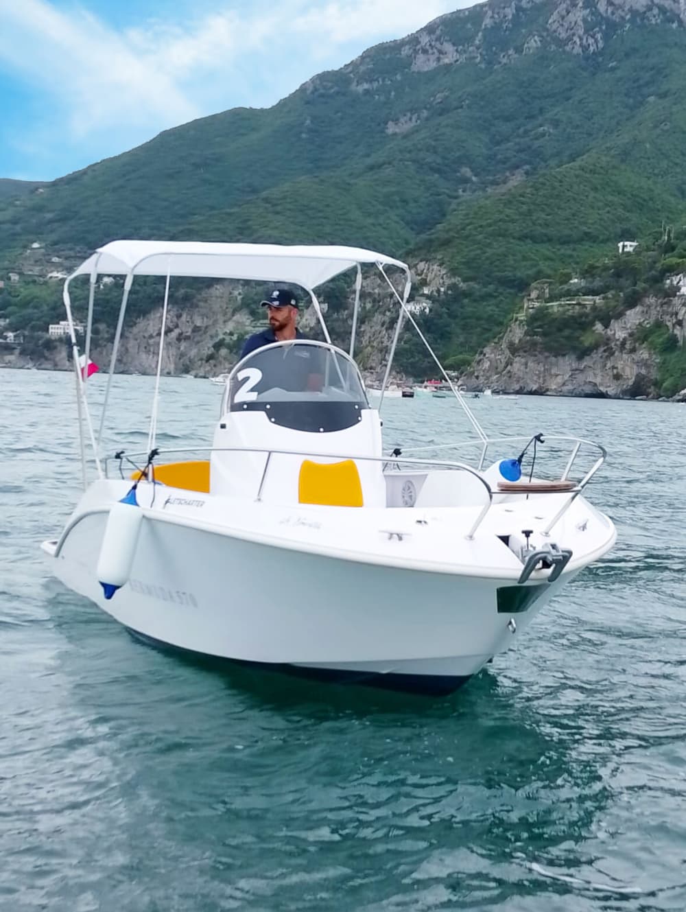 Discover the Amalfi Coast aboard a motorboat