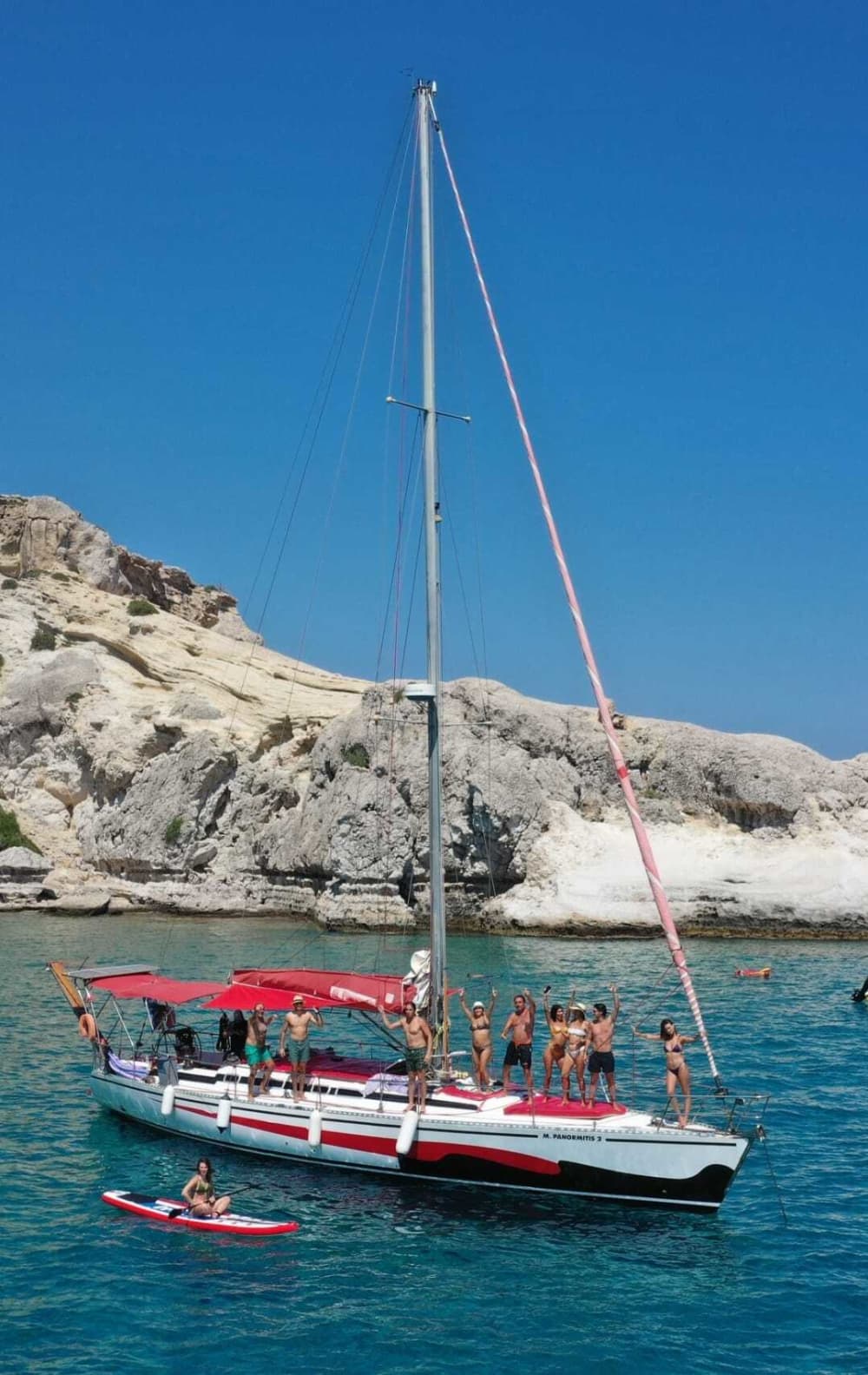Disfruta de un día en el mar en Lindos a bordo de un velero.