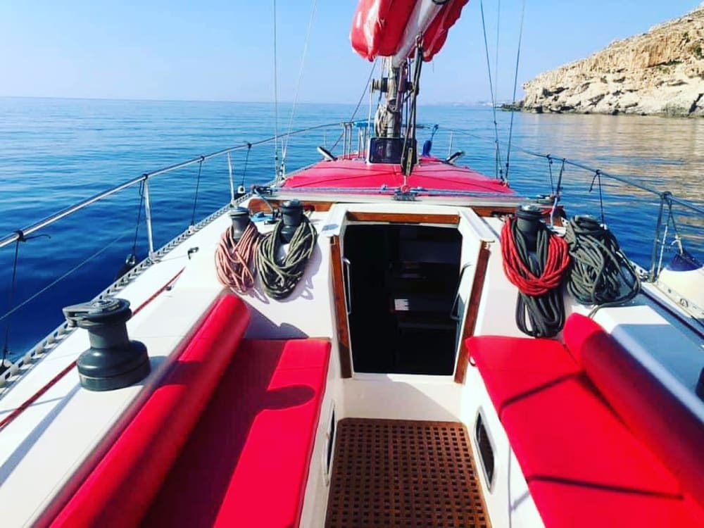 Disfruta de un día en el mar en Lindos a bordo de un velero.