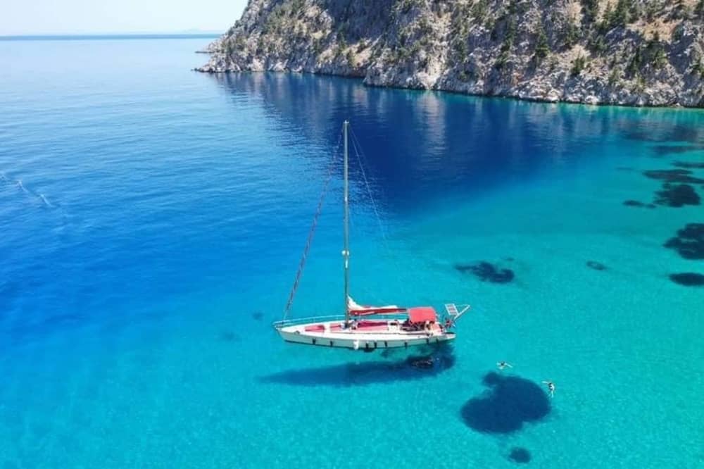 Disfruta de un día en el mar en Lindos a bordo de un velero.