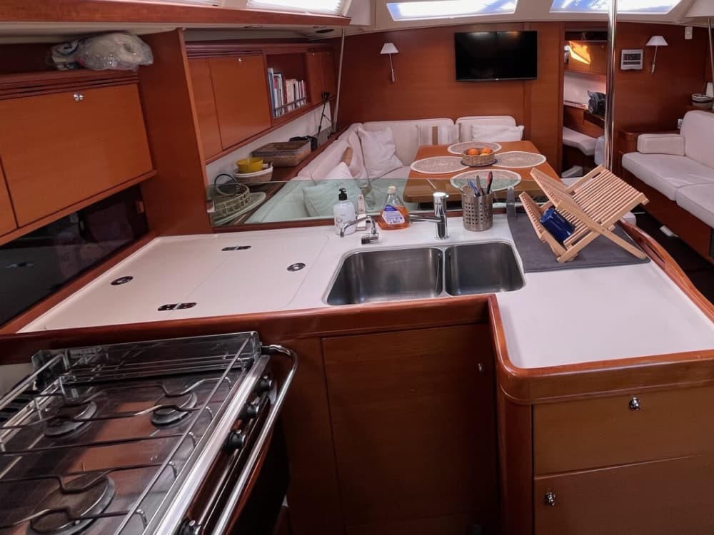 Enjoy a full day on a sailboat in Gruissan