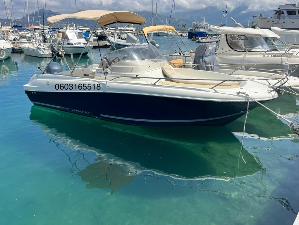 Życie dla fal: Półdniowy wypad do Calvi na pokładzie łodzi motorowej