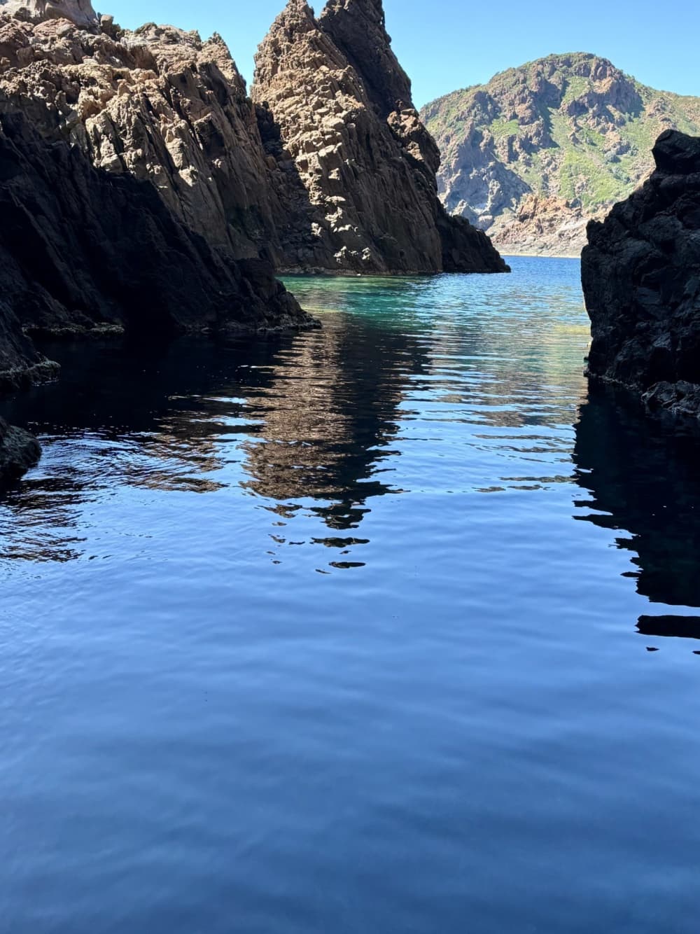 Życie dla fal: Półdniowy wypad do Calvi na pokładzie łodzi motorowej