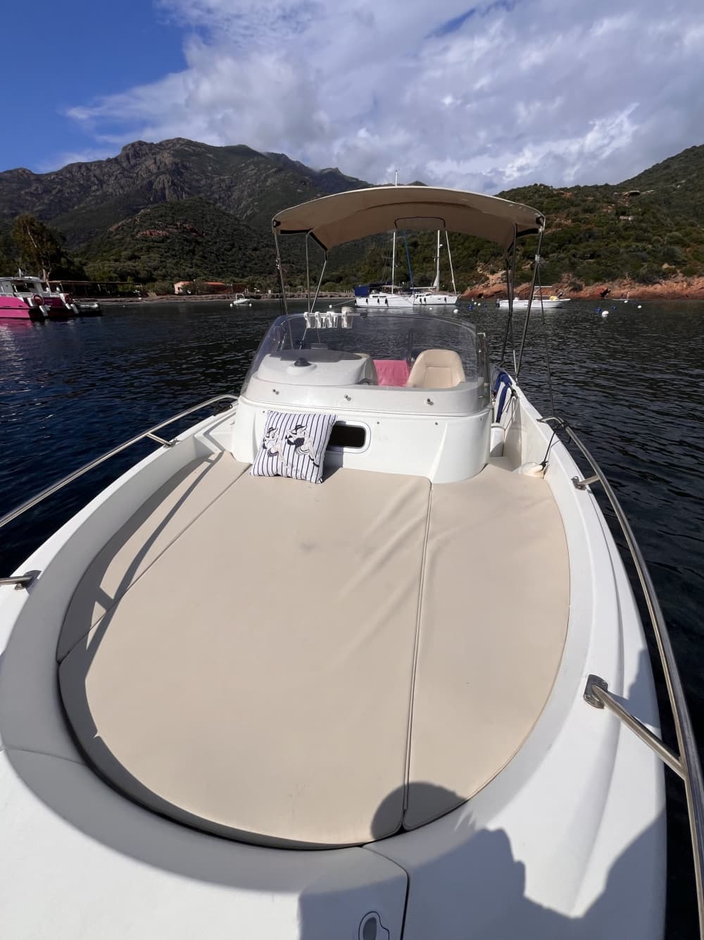 Życie dla fal: Półdniowy wypad do Calvi na pokładzie łodzi motorowej