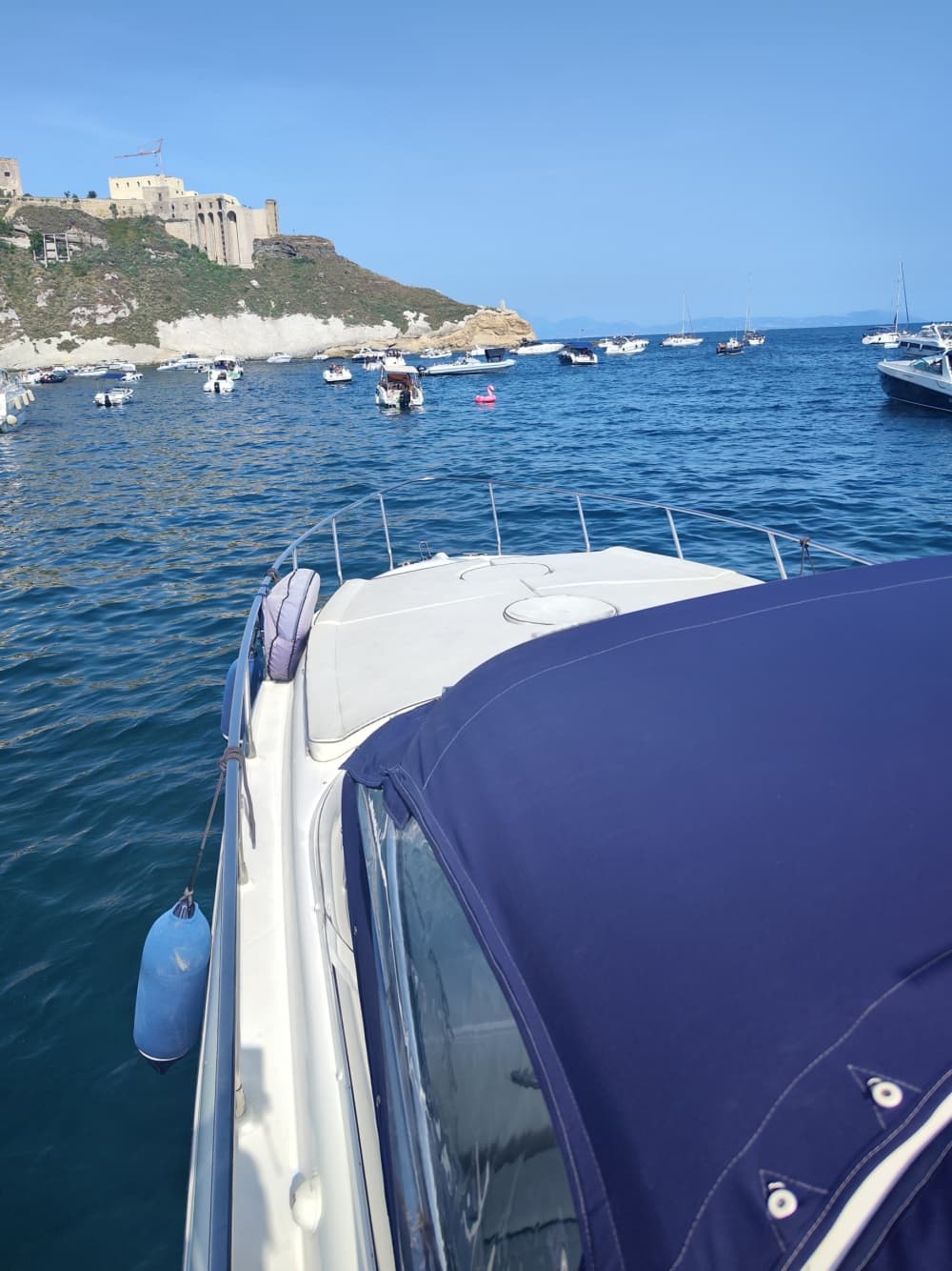 Genießen Sie eine 9-stündige Motorbootfahrt zur Erkundung von Neapel.