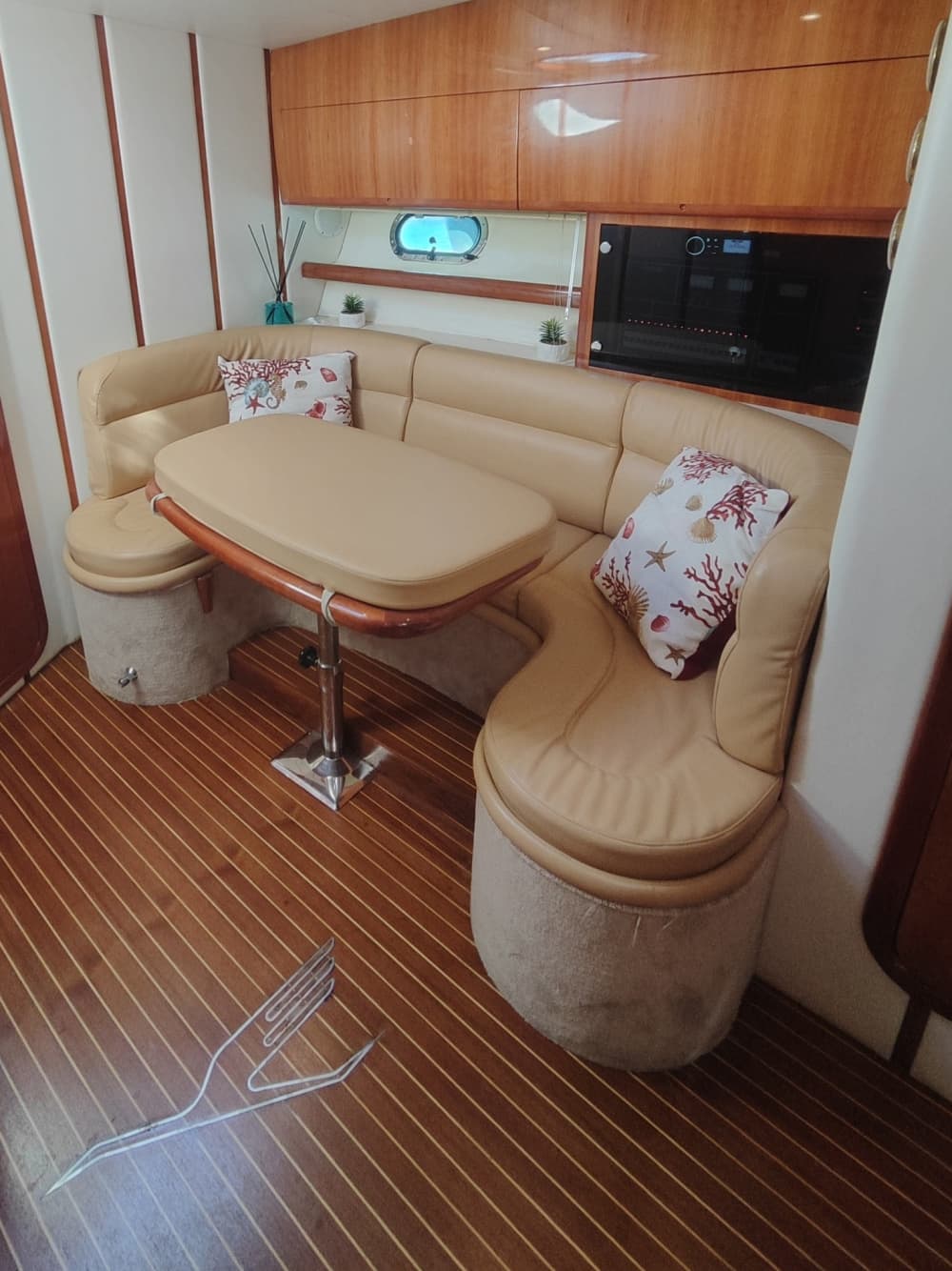 Genießen Sie eine 9-stündige Motorbootfahrt zur Erkundung von Neapel.