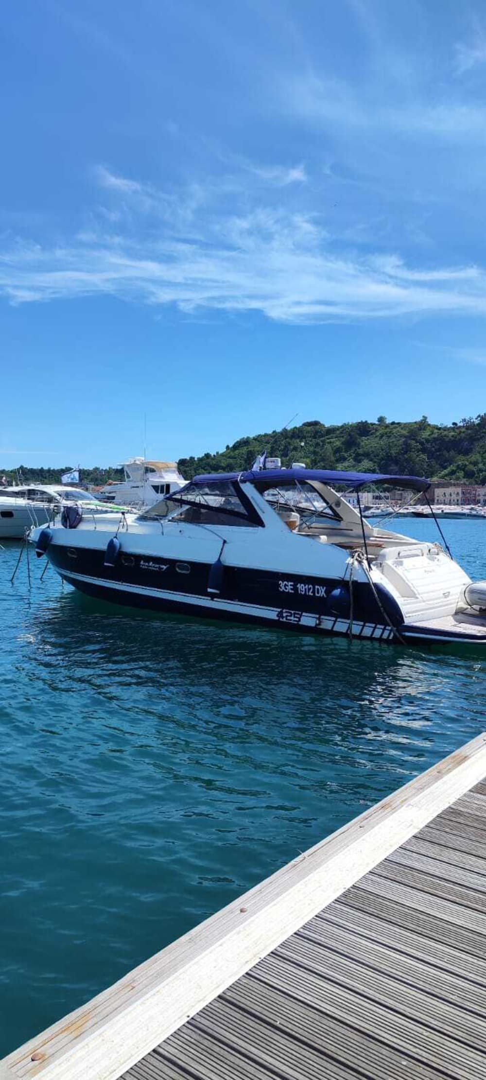 Genießen Sie eine 9-stündige Motorbootfahrt zur Erkundung von Neapel.