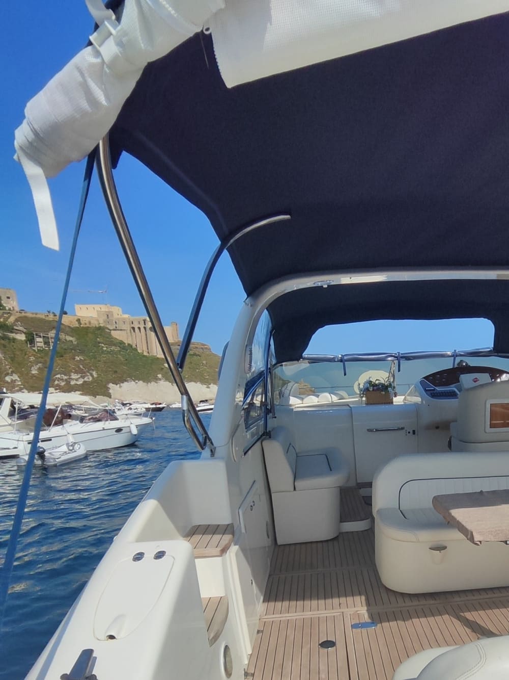 Genießen Sie eine 9-stündige Motorbootfahrt zur Erkundung von Neapel.