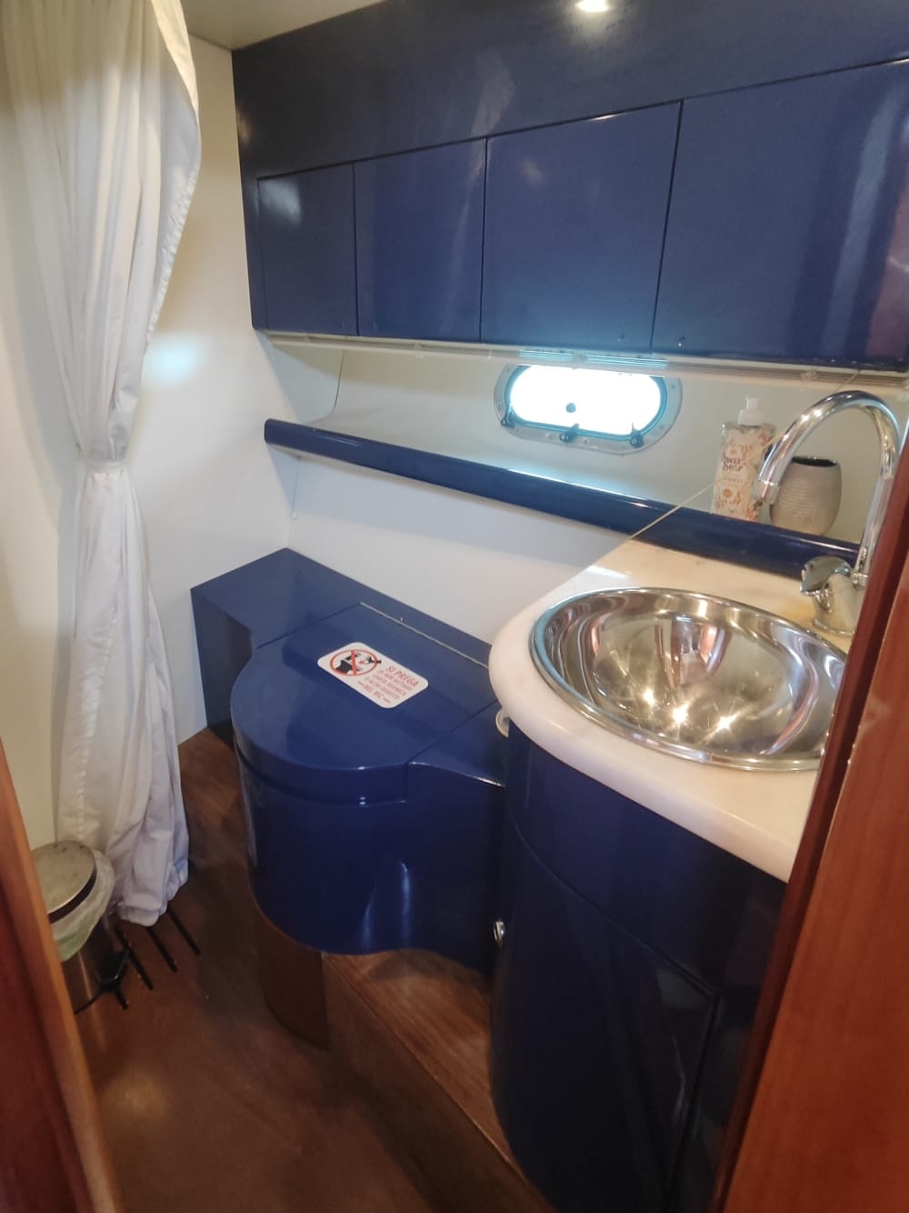 Genießen Sie eine 9-stündige Motorbootfahrt zur Erkundung von Neapel.