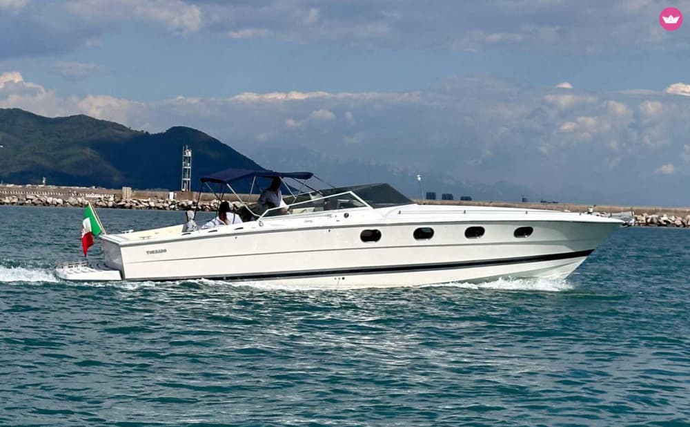 Entdecken Sie Amalfi in einem halben Tag an Bord des Tornado 38