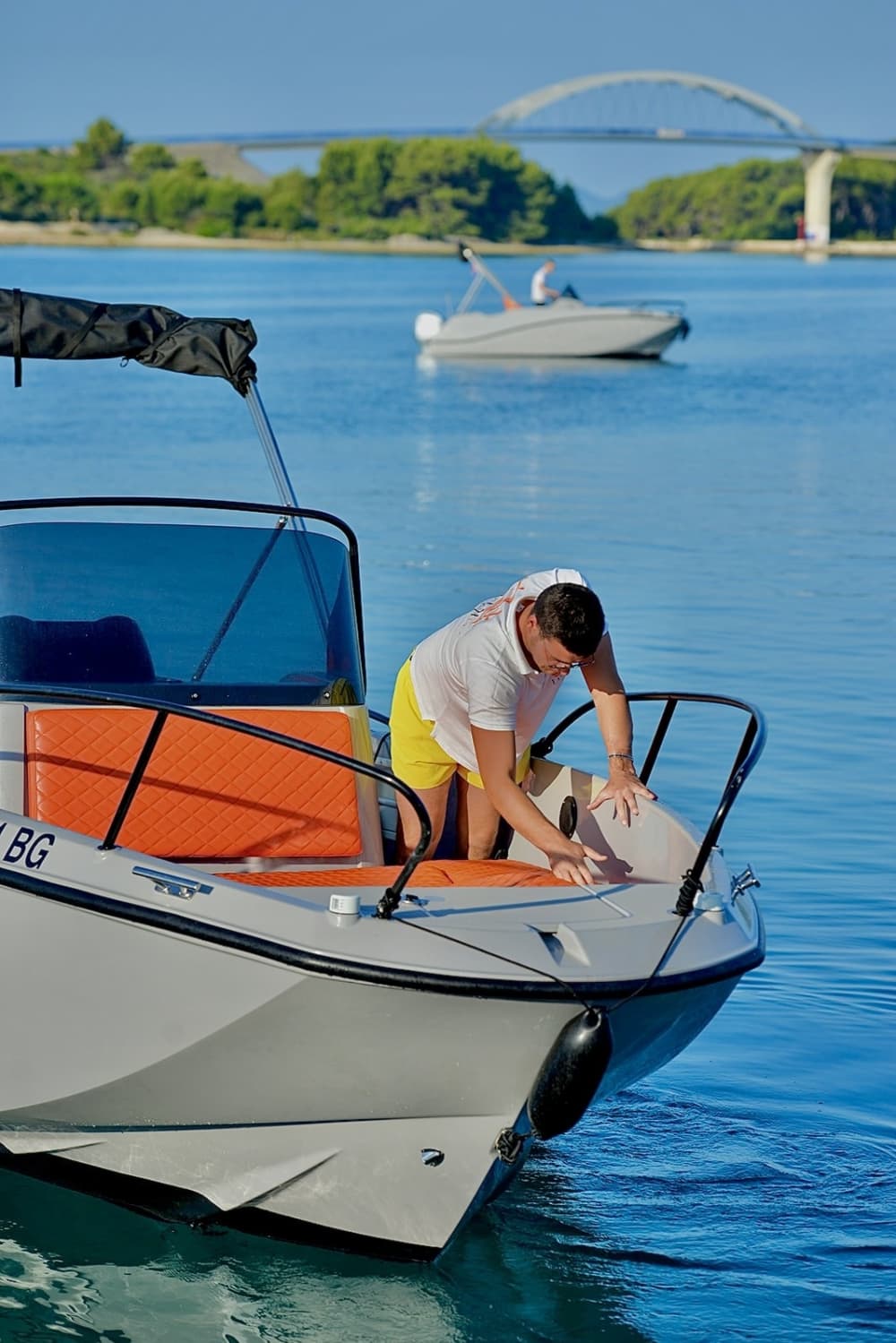 Entdecken Sie Preko: Ein sonniger Tag auf einem Motorboot