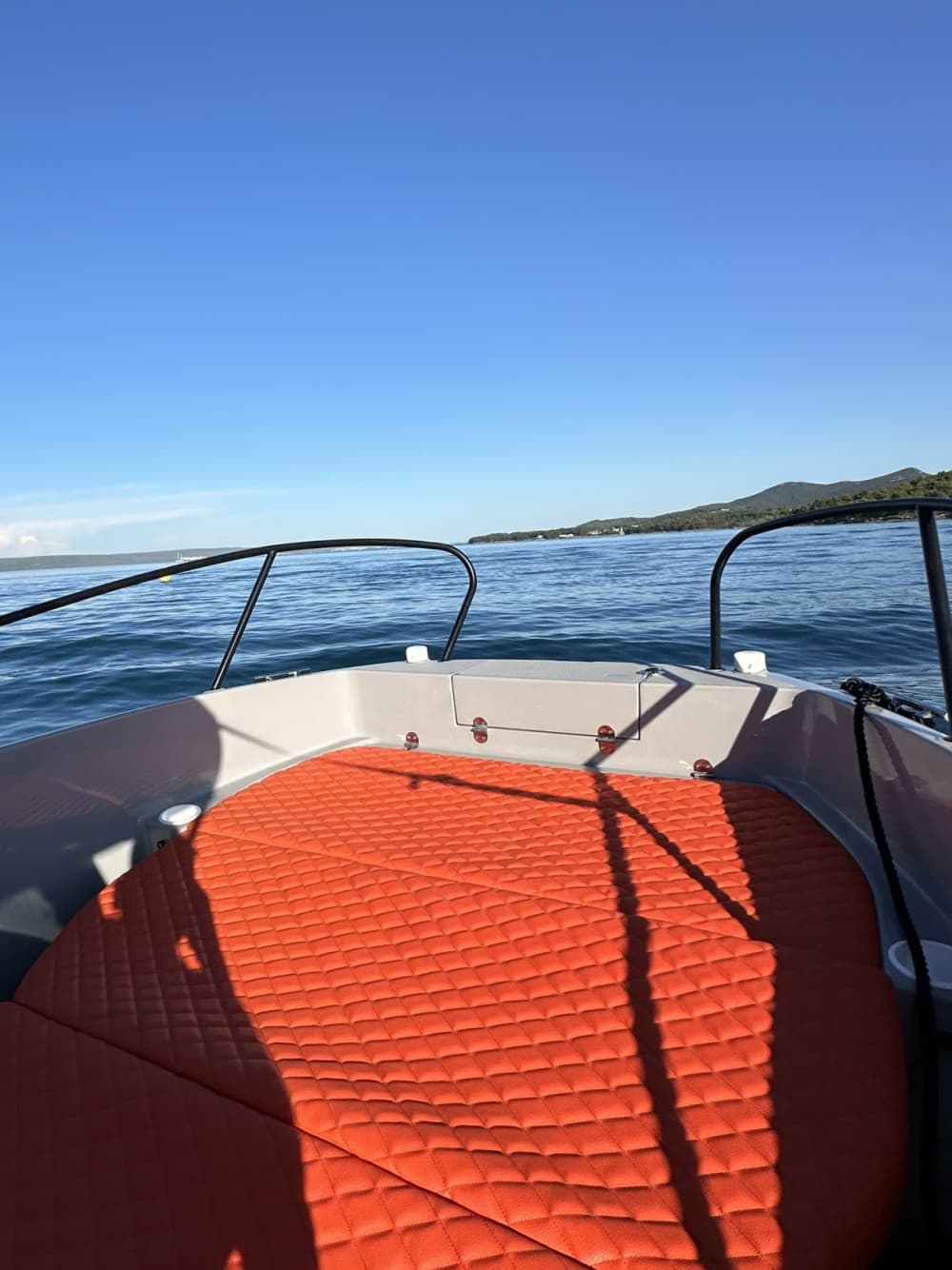 Entdecken Sie Preko: Ein sonniger Tag auf einem Motorboot