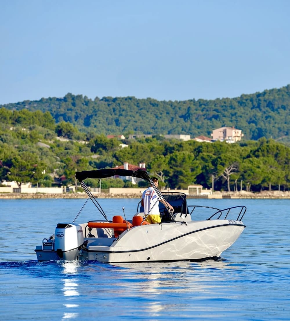 Entdecken Sie Preko: Ein sonniger Tag auf einem Motorboot