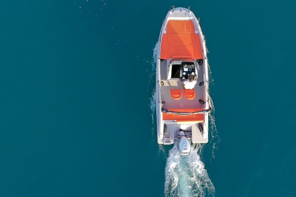 Entdecken Sie Preko: Ein sonniger Tag auf einem Motorboot
