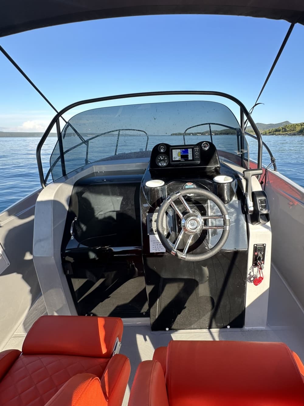 Entdecken Sie Preko: Ein sonniger Tag auf einem Motorboot