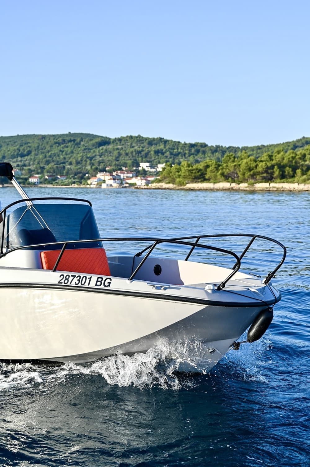 Entdecken Sie Preko: Ein sonniger Tag auf einem Motorboot
