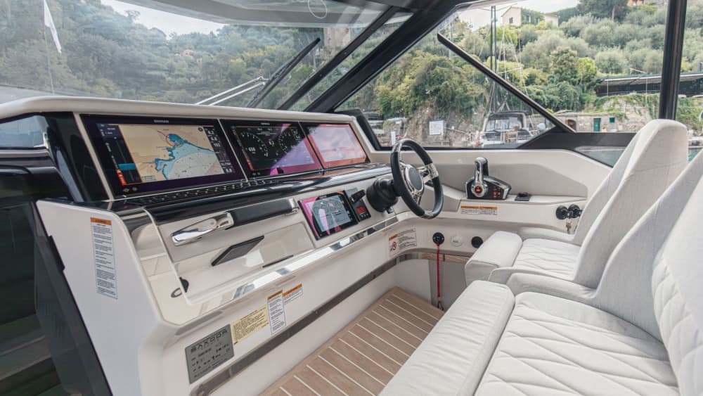 Découvrez Spetses : une journée ensoleillée en bateau à moteur