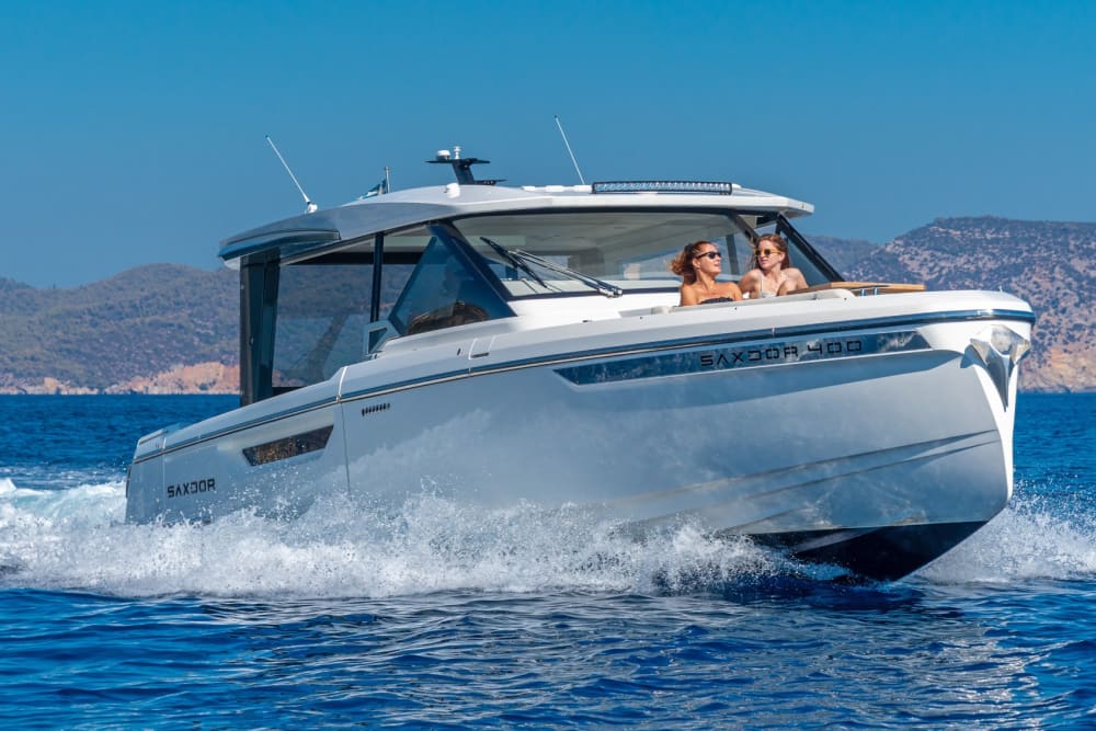 Découvrez Spetses : une journée ensoleillée en bateau à moteur