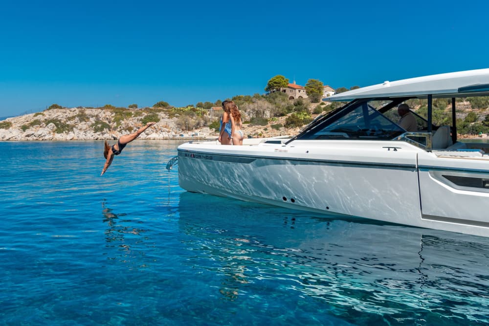 Découvrez Spetses : une journée ensoleillée en bateau à moteur