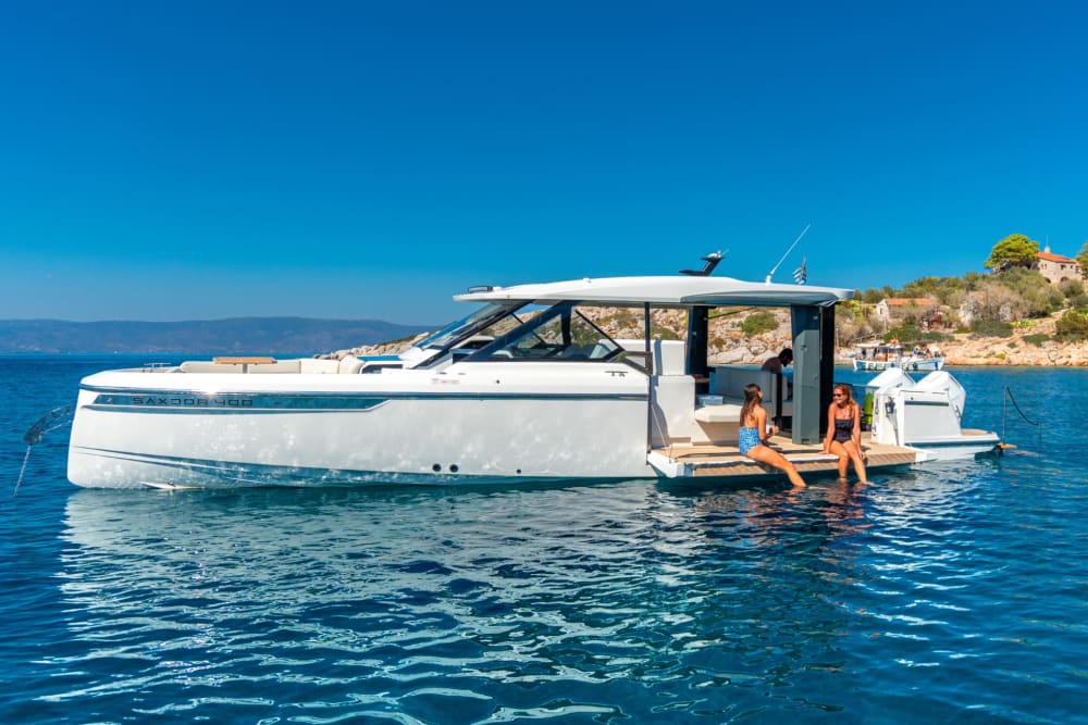 Découvrez Spetses : une journée ensoleillée en bateau à moteur