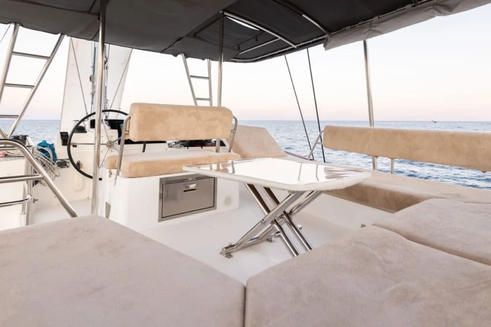 Scopri Kemer con un'escursione in catamarano di un'intera giornata.