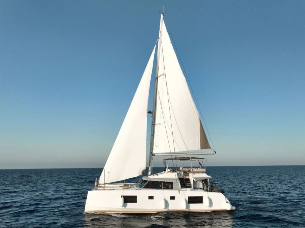 Scopri Kemer con un'escursione in catamarano di un'intera giornata.