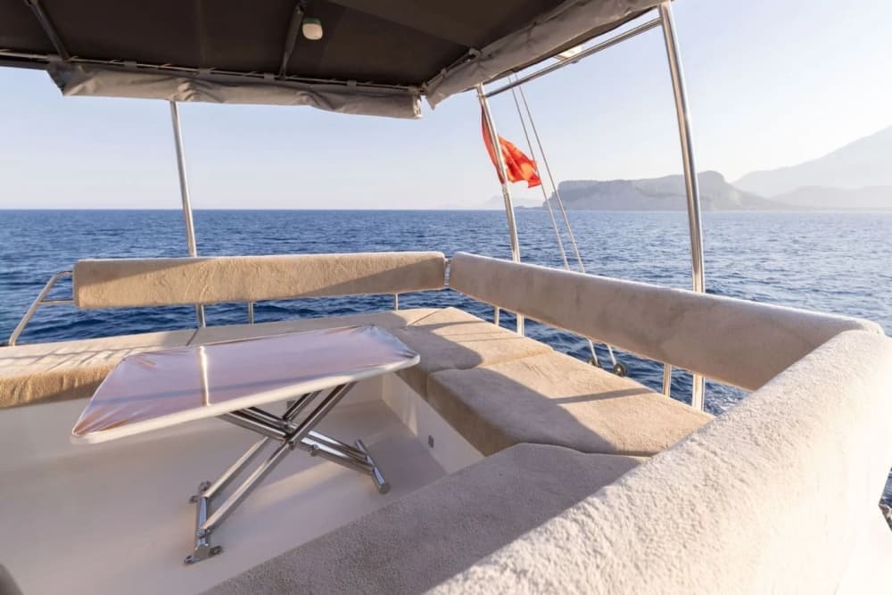 Scopri Kemer con un'escursione in catamarano di un'intera giornata.