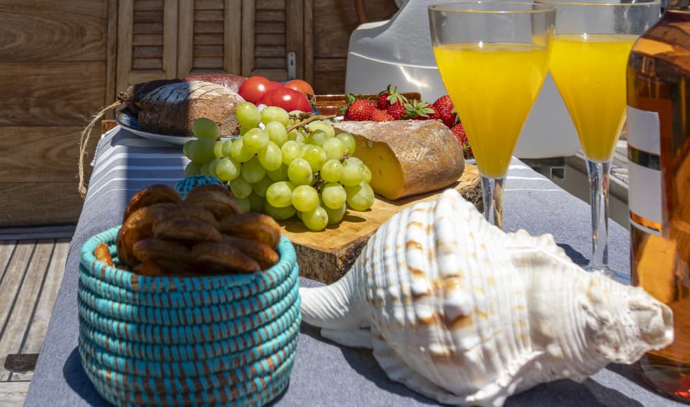 Reserve meio dia para relaxar em um passeio de lancha em Port d'Alcúdia.