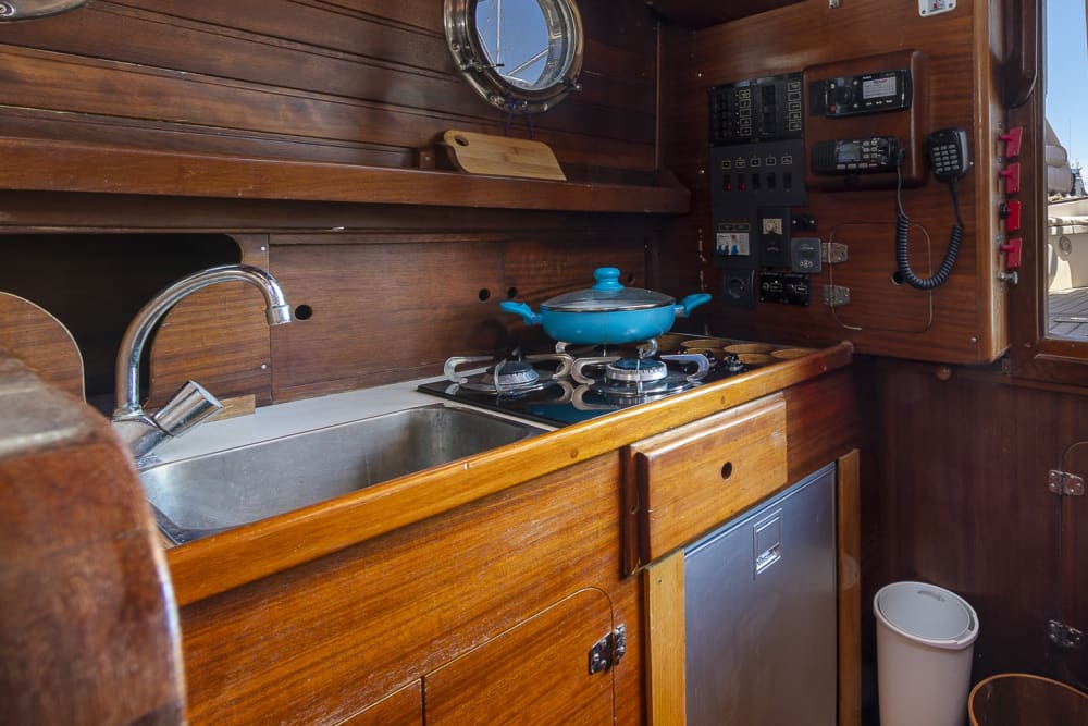 Reserve meio dia para relaxar em um passeio de lancha em Port d'Alcúdia.