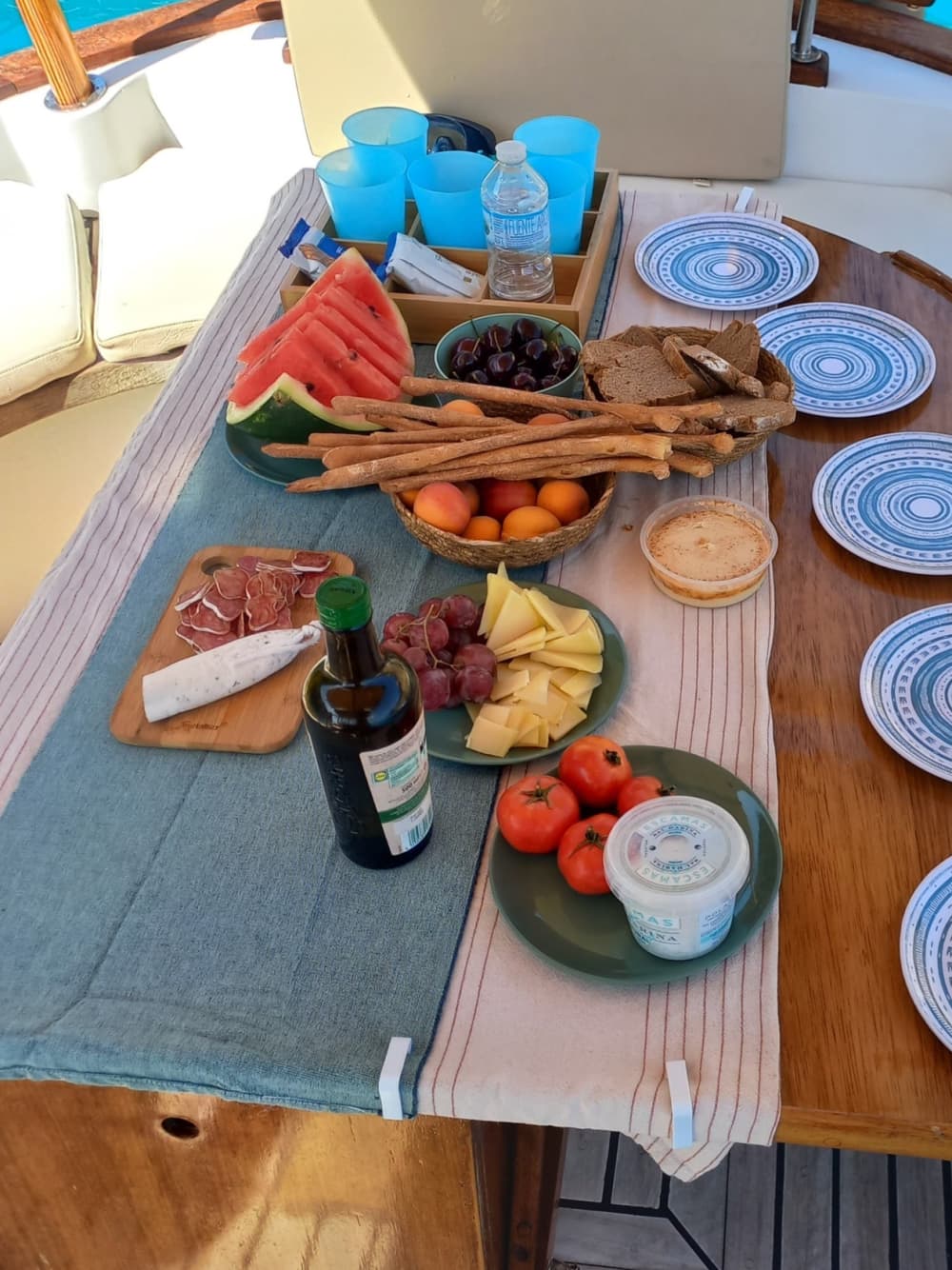 Reserve meio dia para relaxar em um passeio de lancha em Port d'Alcúdia.