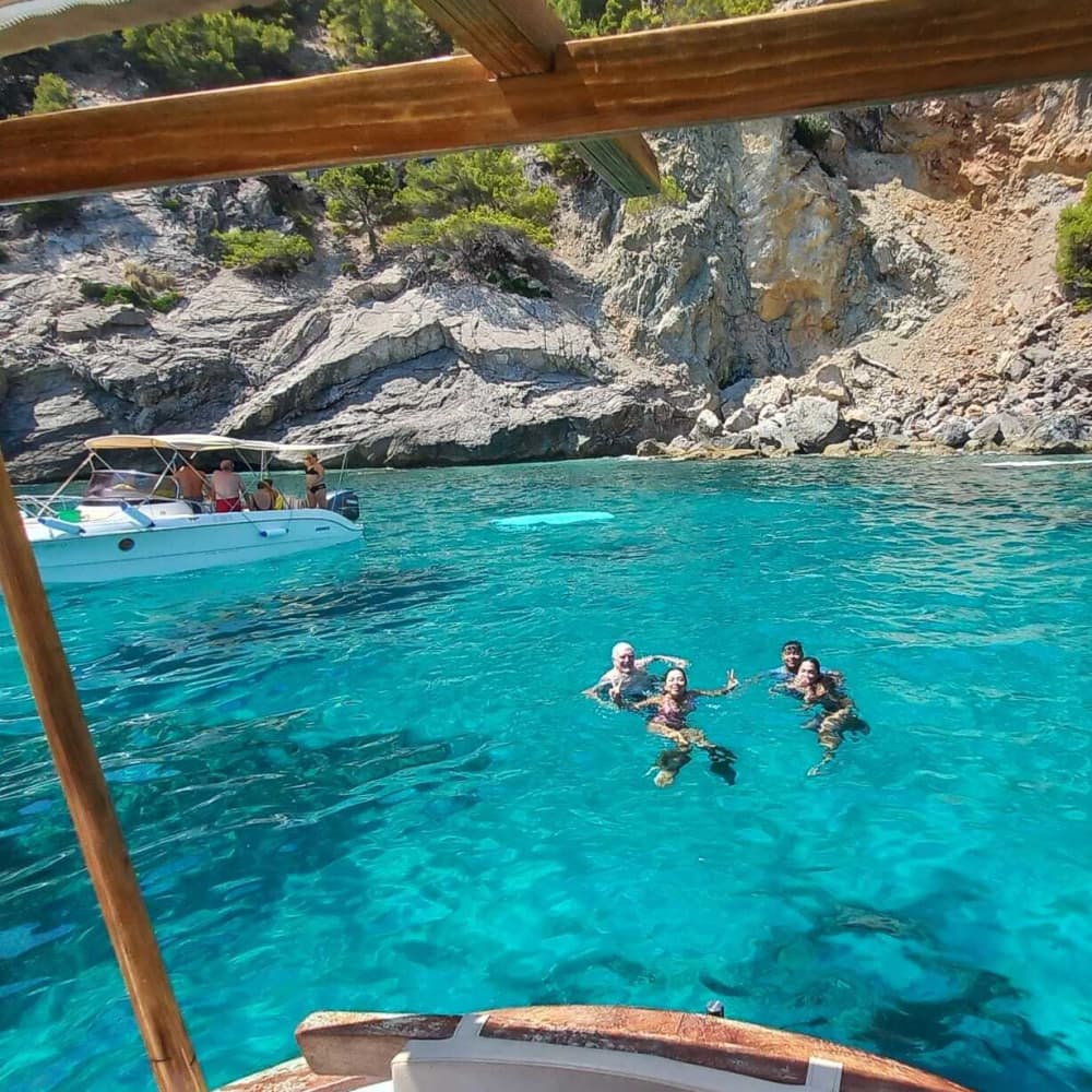 Reserve meio dia para relaxar em um passeio de lancha em Port d'Alcúdia.