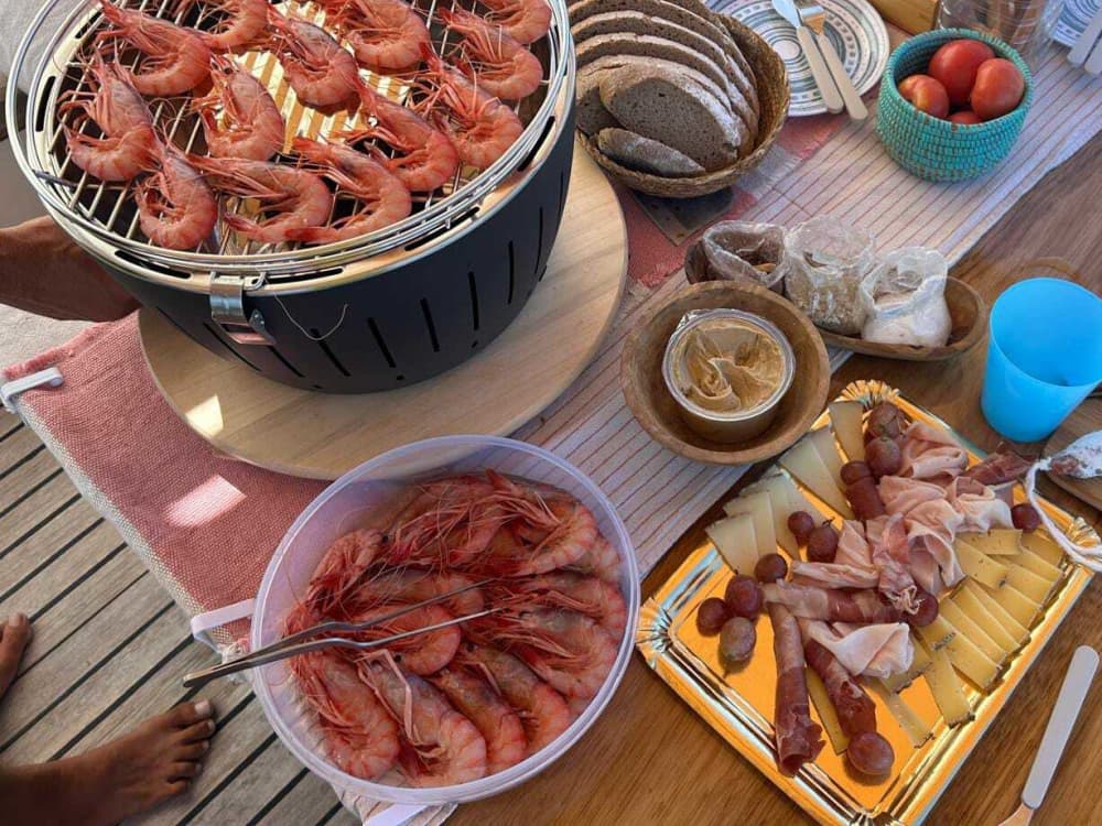 Reserve meio dia para relaxar em um passeio de lancha em Port d'Alcúdia.