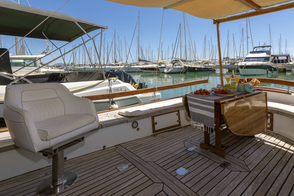 Reserve meio dia para relaxar em um passeio de lancha em Port d'Alcúdia.