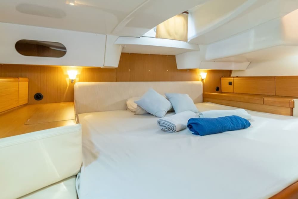 Mare, amore e sole: una giornata ricca di emozioni su una barca a vela.