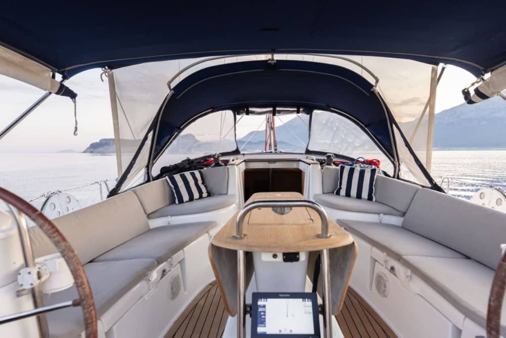 Mare, amore e sole: una giornata ricca di emozioni su una barca a vela.