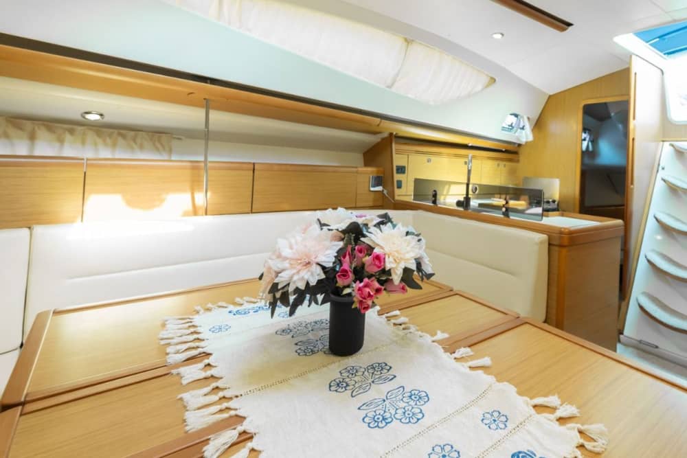 Mare, amore e sole: una giornata ricca di emozioni su una barca a vela.