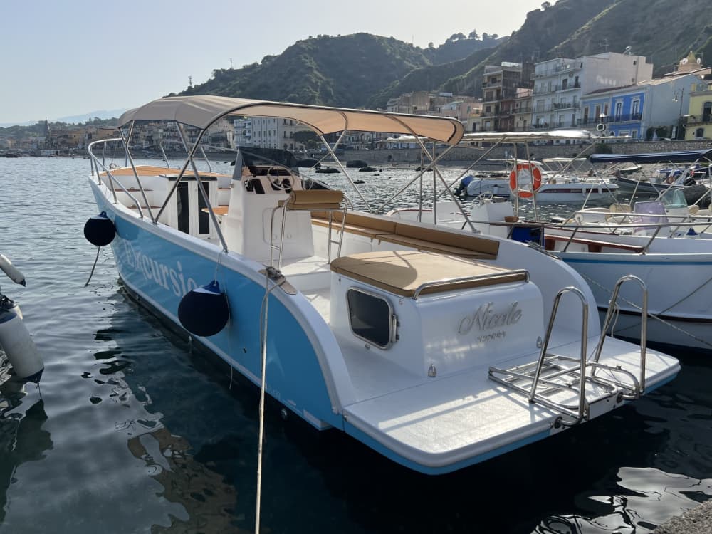 Esplora Taormina in mezza giornata: noleggia una barca a motore per 3 ore e 30 minuti.