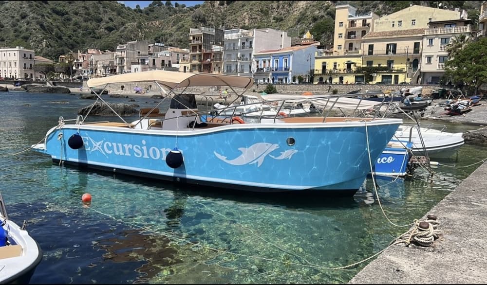 Esplora Taormina in mezza giornata: noleggia una barca a motore per 3 ore e 30 minuti.