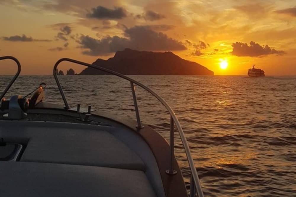 Capri sunset by Sea: tour privato dell'isola di 4 ore al tramonto da Capri