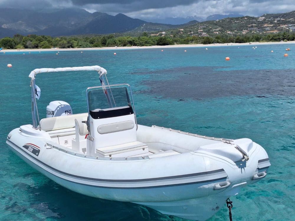 Porto-Vecchio'da 9 saatlik bir tekne turuyla güneşin tadını çıkarın.