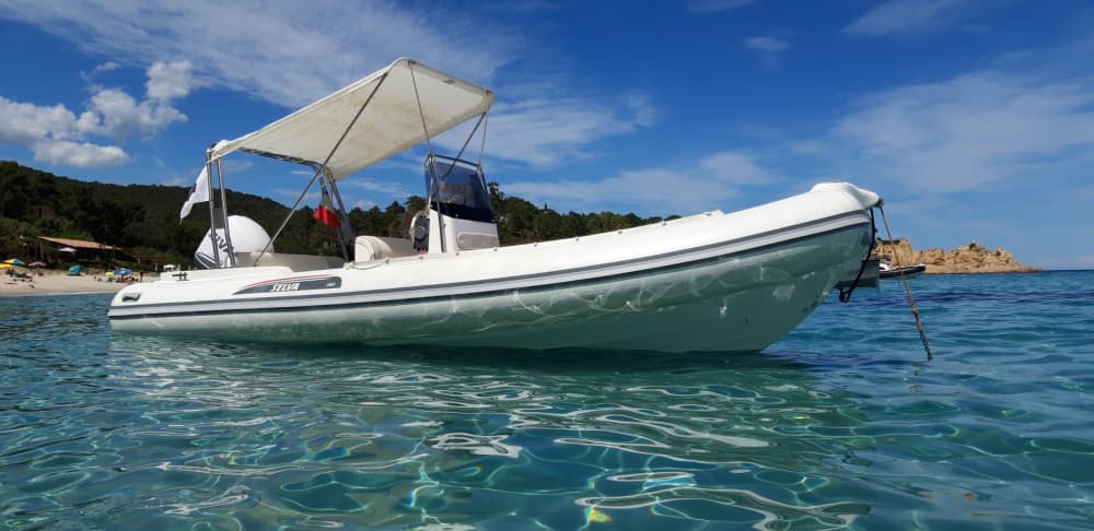 Porto-Vecchio'da 9 saatlik bir tekne turuyla güneşin tadını çıkarın.
