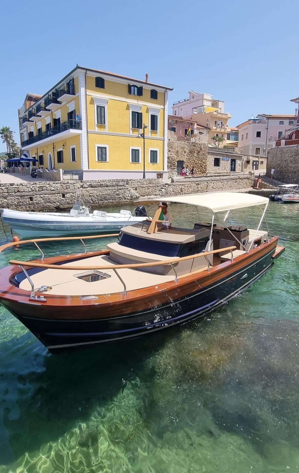 Entdecken Sie Sorrento auf einer 9-stündigen Motorbootfahrt.
